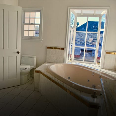 bathroom with jacuzzi at hayes house
